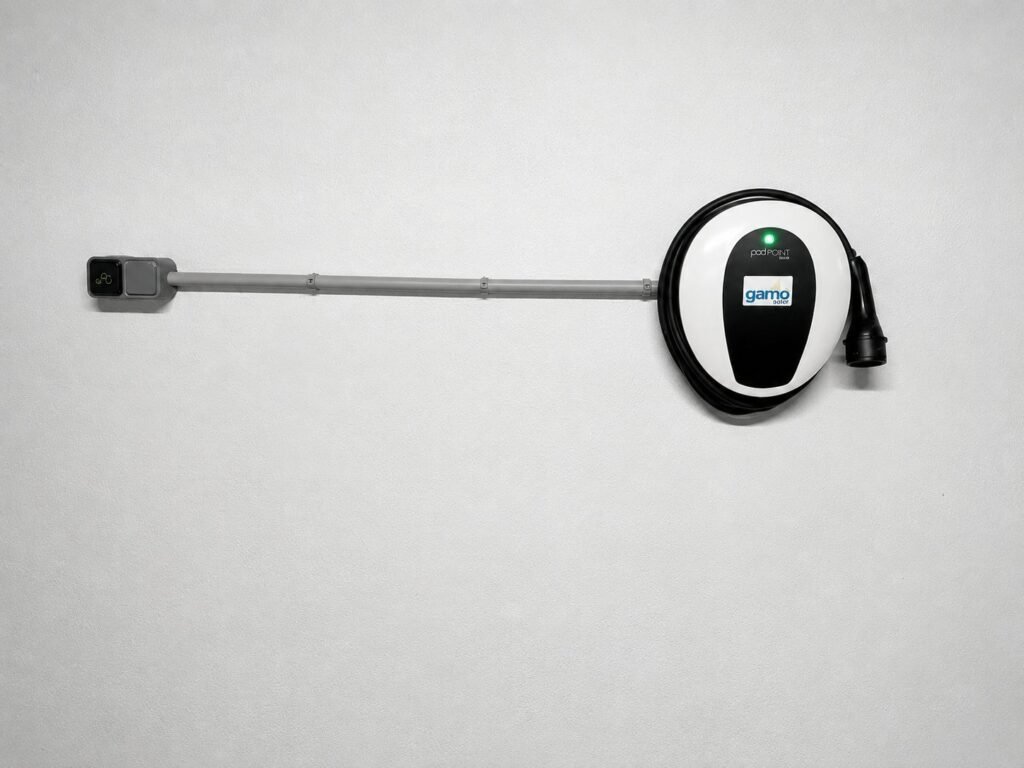 Cargador para coche eléctrico instalado por Gamo Solar en una vivienda de Oviedo