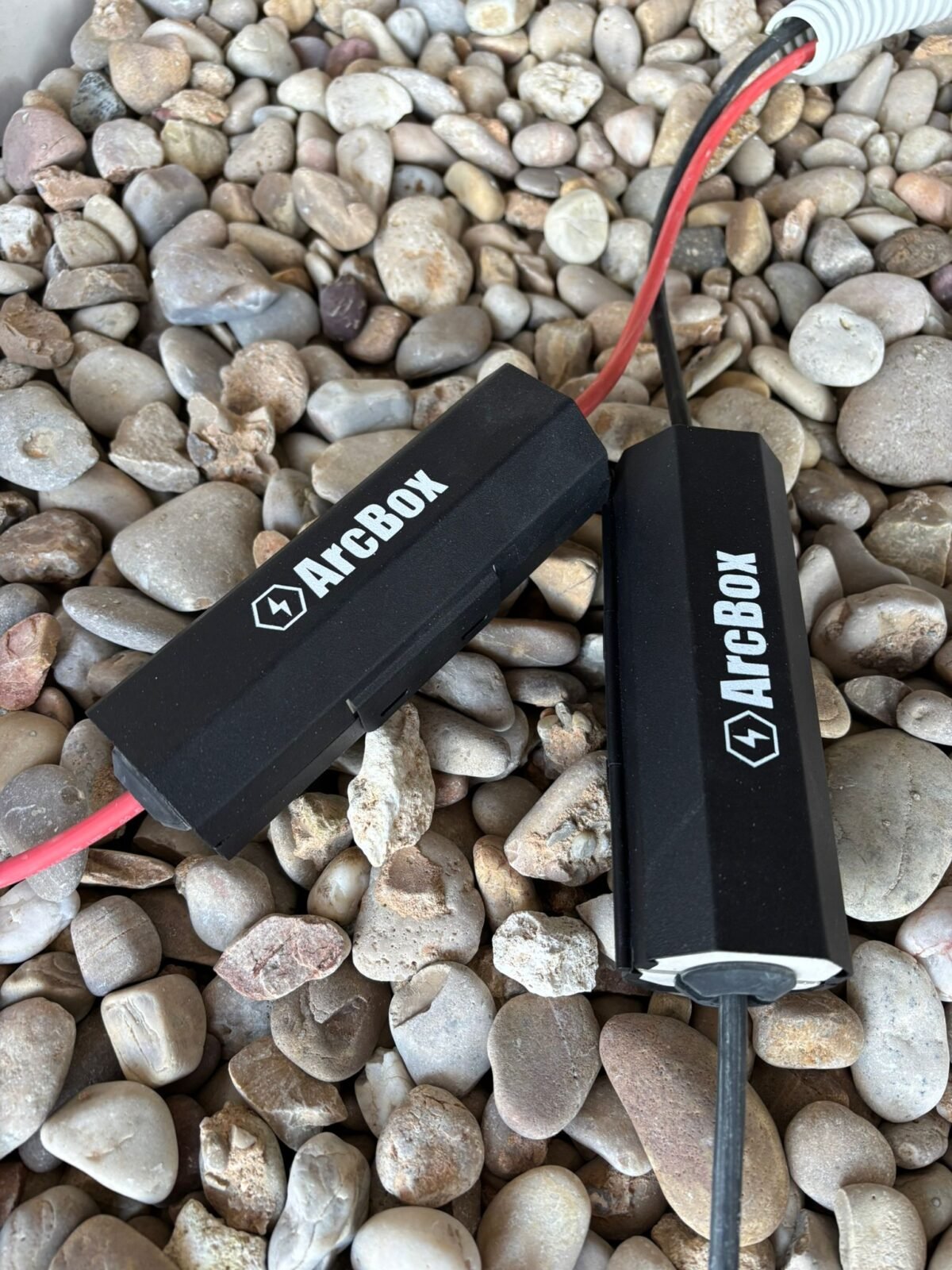 Dispositivos ArcBox de proteccion contra arco electrico en el cableado de una instalacion fotovoltaica