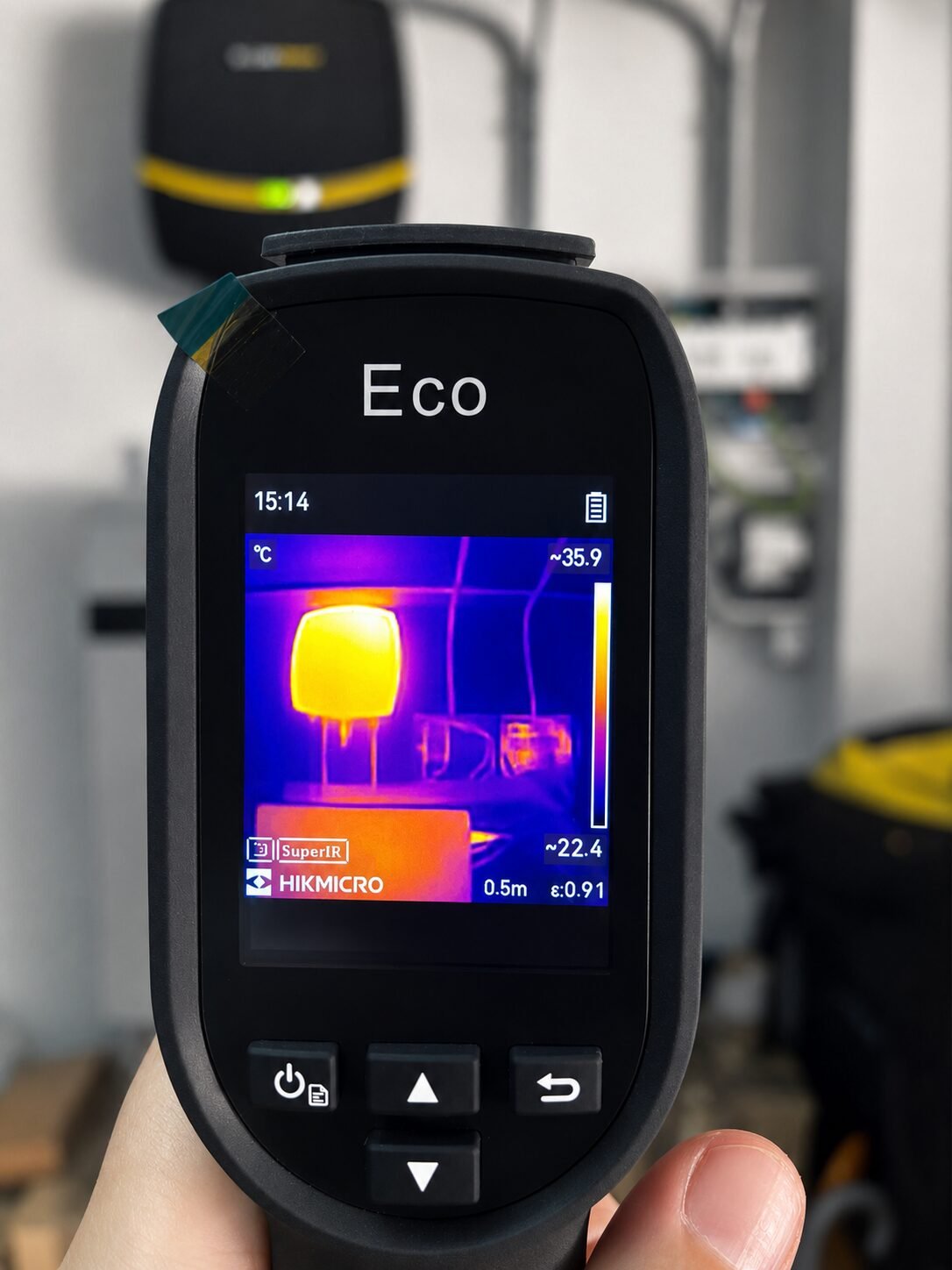 Camara termografica HIKMICRO mostrando la termografia de un inversor durante una auditoria fotovoltaica