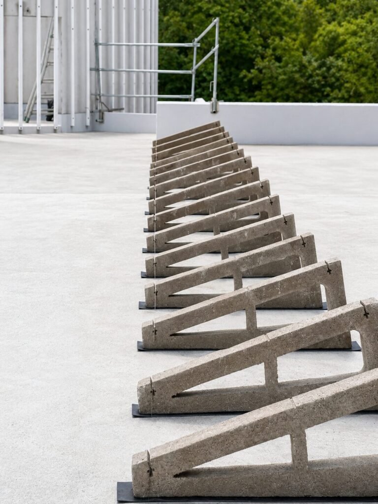Estructura lastrada con bloques de hormigon para paneles fotovoltaicos sobre cubierta plana
