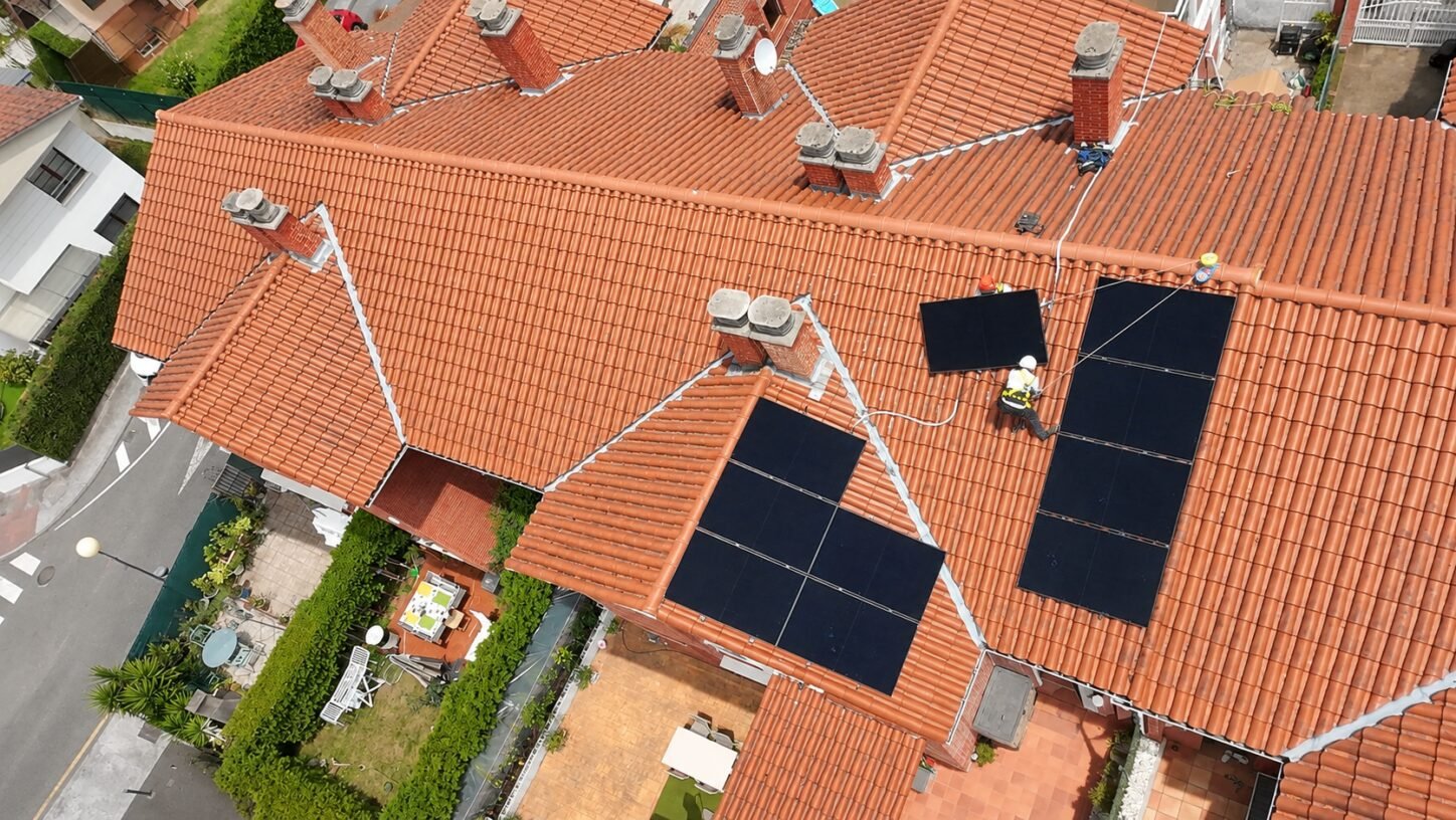 Instalación de paneles fotovoltaicos en la cubierta de una vivienda unifamiliar, vista aérea