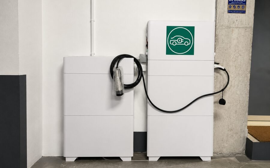 Técnico de Gamo Solar revisando una instalación fotovoltaica