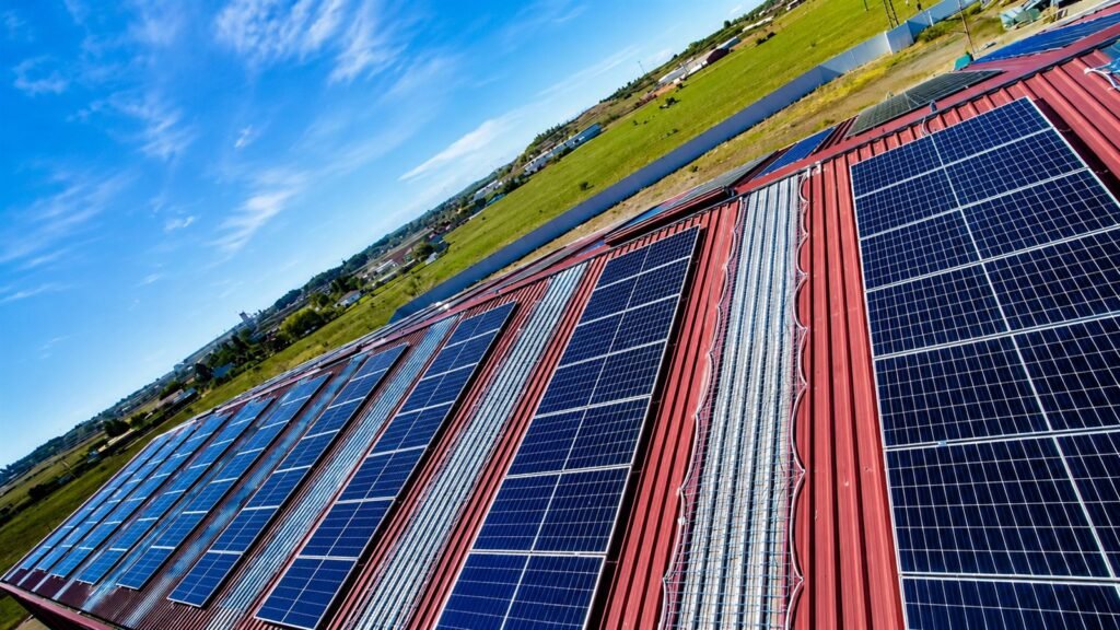 Instalación fotovoltaica industrial de Gamo Solar en una nave en Mieres