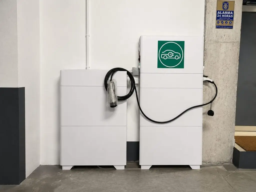 Instalación fotovoltaica con batería de 20 kWh y cargador de coche eléctrico de Gamo Solar en Noreña (Asturias)