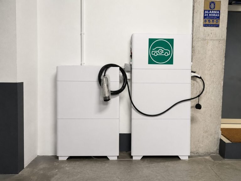 Instalación fotovoltaica con batería de 20 kWh y cargador de coche eléctrico de Gamo Solar en Noreña (Asturias)