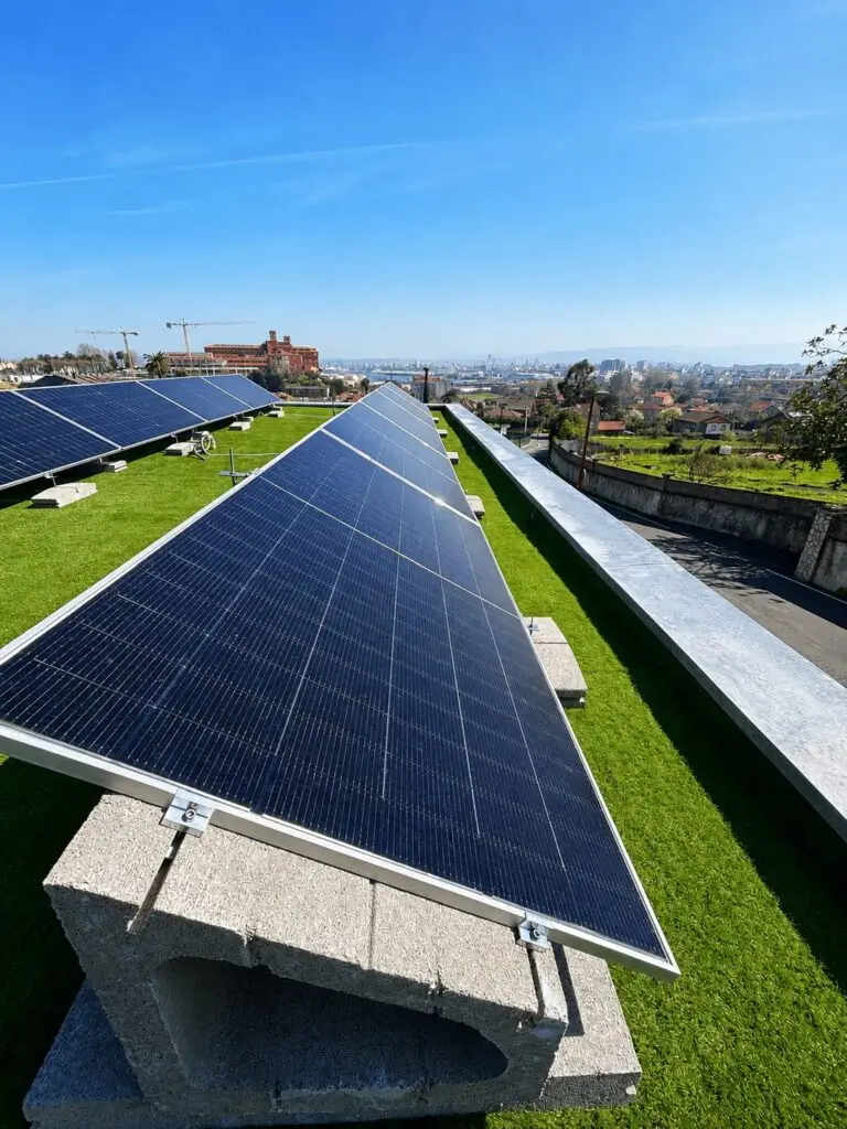 Paneles fotovoltaicos bifaciales instalados por Gamo Solar en Gijón