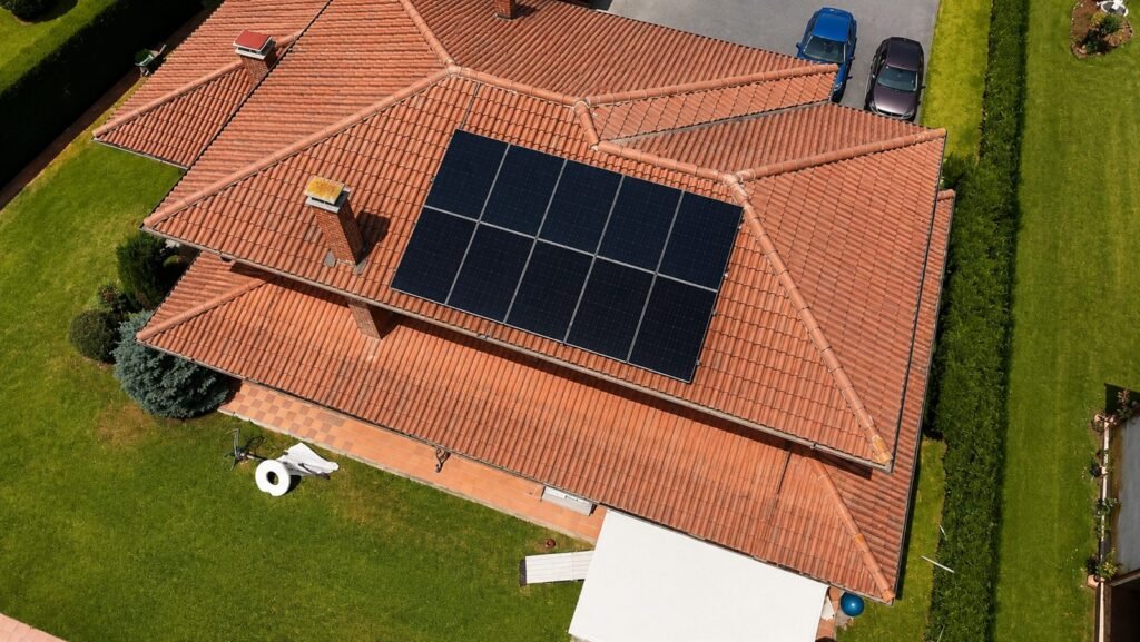 Paneles fotovoltaicos instalados por Gamo Solar en una vivienda unifamiliar de Llanera