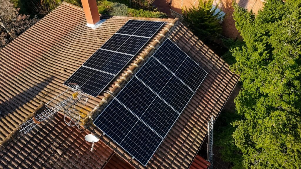 Paneles fotovoltaicos instalados por Gamo Solar en una vivienda unifamiliar de Madrid