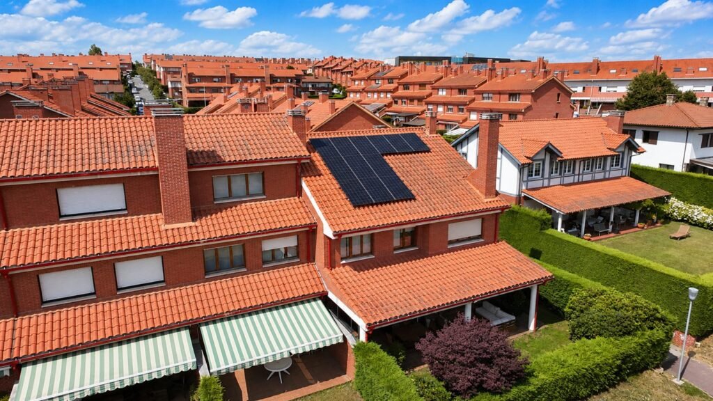 Paneles fotovoltaicos instalados por Gamo Solar en una vivienda de La Fresneda, Siero