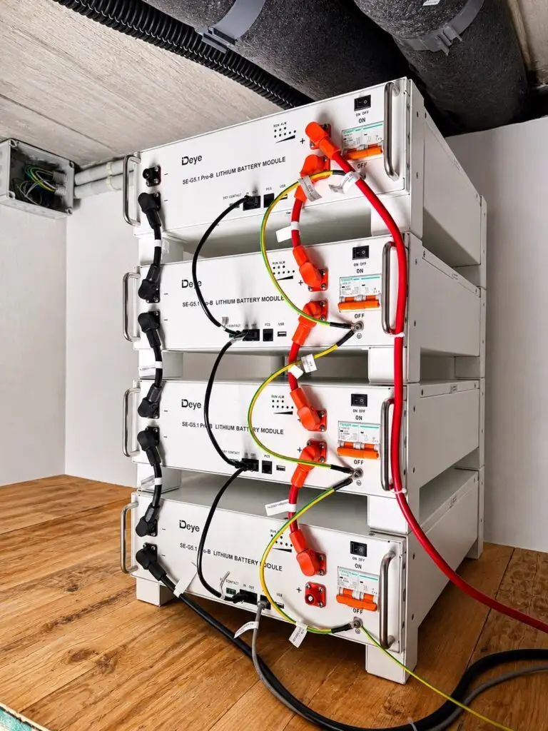 Batería de almacenamiento fotovoltaico de 20,4 kWh con cuatro módulos Deye SE-G5.1 Pro-B instalada por Gamo Solar en Langreo (Asturias)