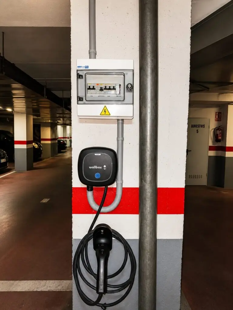 Cargador para coche eléctrico Wallbox Pulsar de 7,4 kW instalado por Gamo Solar en un garaje comunitario de Oviedo (Asturias) con modulador de cargas