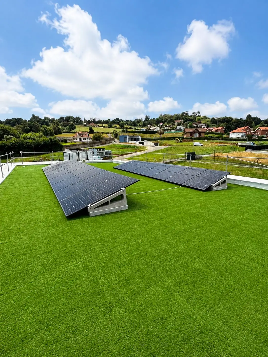 18 paneles fotovoltaicos bifaciales de 515 Wp instalados por Gamo Solar sobre cubierta plana con estructura lastrada de bloques de hormigón en Gijón (Asturias)