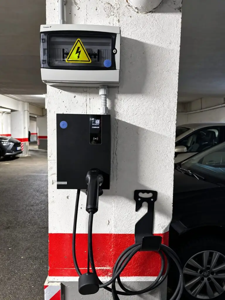 Cargador para coche eléctrico Raedian de 7,4 kW instalado por Gamo Solar en un garaje comunitario de Oviedo (Asturias) con modulador de cargas
