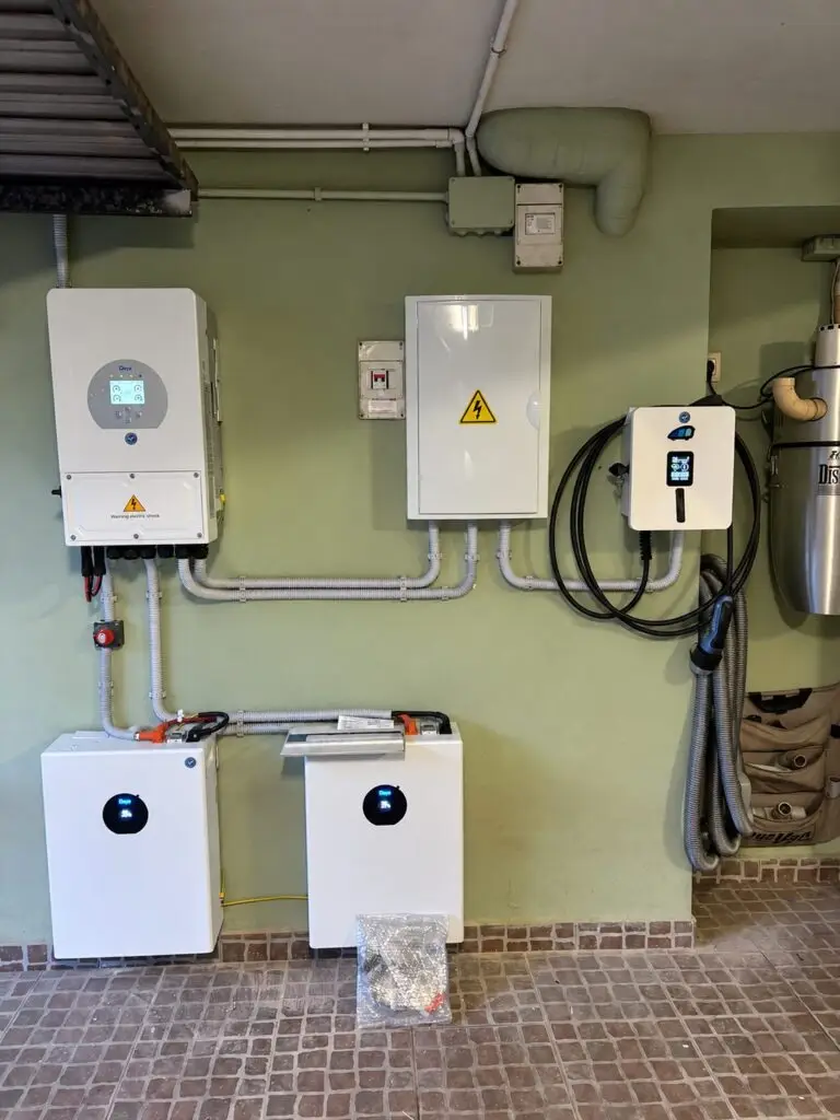 Inversor híbrido Deye de 8 kW, dos baterías de almacenamiento fotovoltaico Deye de 5,12 kWh, cargador Woltio para coche eléctrico y cuadro de protecciones, instalados por Gamo Solar en una vivienda de Avilés (Asturias)
